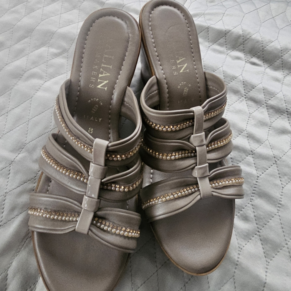 Italian Shoemakers Women's Gray Sandals